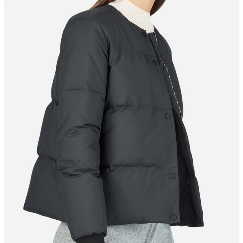 Everlane short puffer bomber in navy blue.